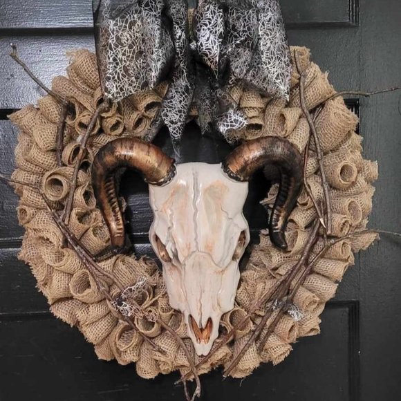 Halloween 🦇 Skull Wreath, 18 inches - Picture 2 of 4